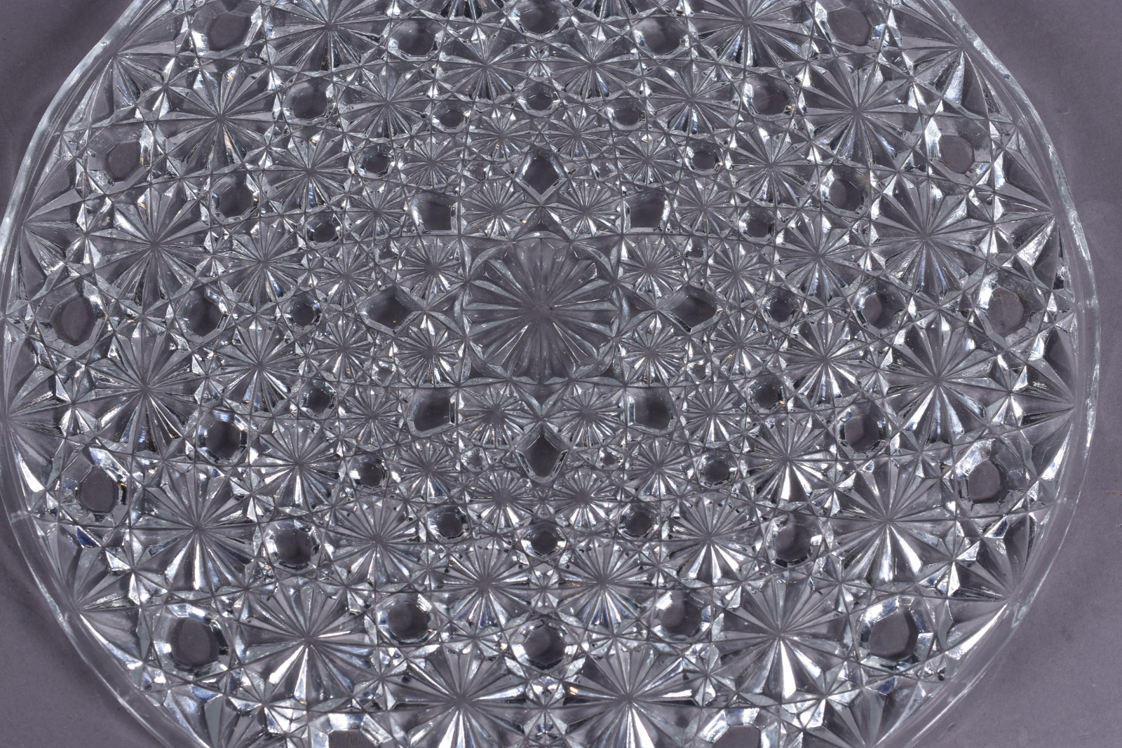 Dois pratos de cristal lapidado sendo um redondo e outro oval. - foto 4 de 4