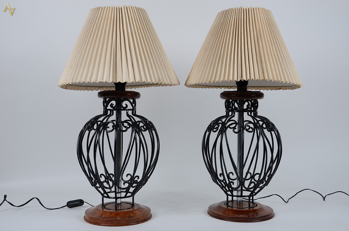 Par de Luminárias em fer forge c/ base em madeira. Alt.: 65 cm