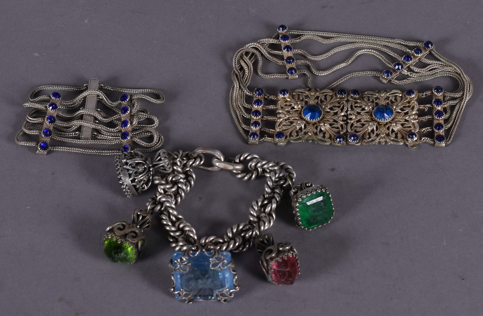 Conjunto de prata composto de : pulseira com berloques com pedras e 2... - foto 1 de 3
