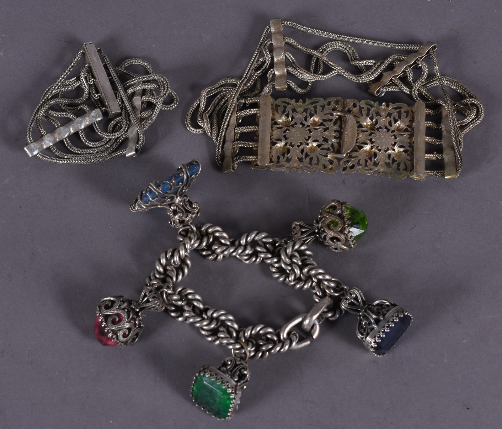 Conjunto de prata composto de : pulseira com berloques com pedras e 2... - foto 2 de 3