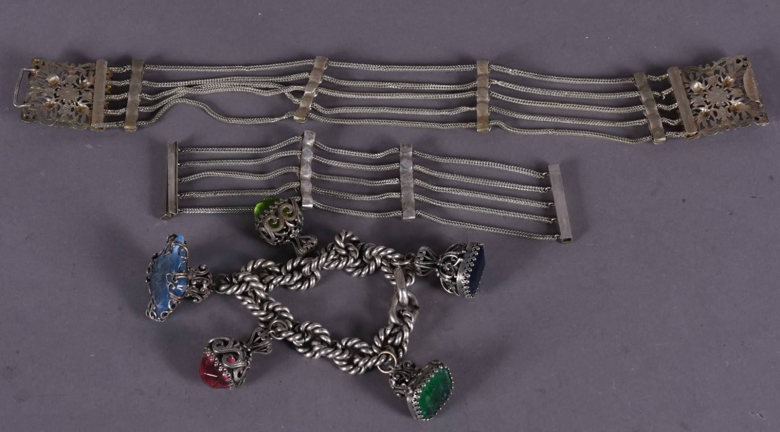 Conjunto de prata composto de : pulseira com berloques com pedras e 2... - foto 3 de 3