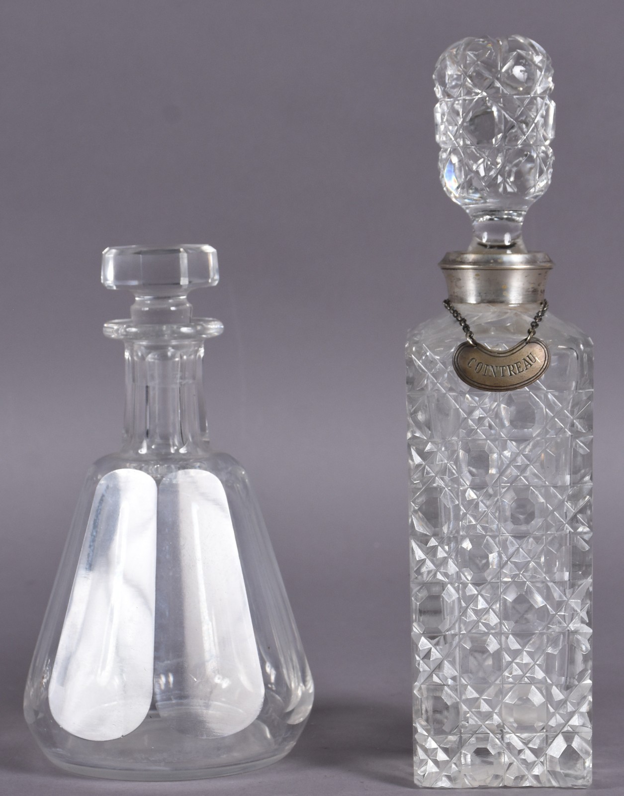 Duas garrafas de cristal, sendo uma BACCARAT facetada, assinada na... - foto 1 de 10