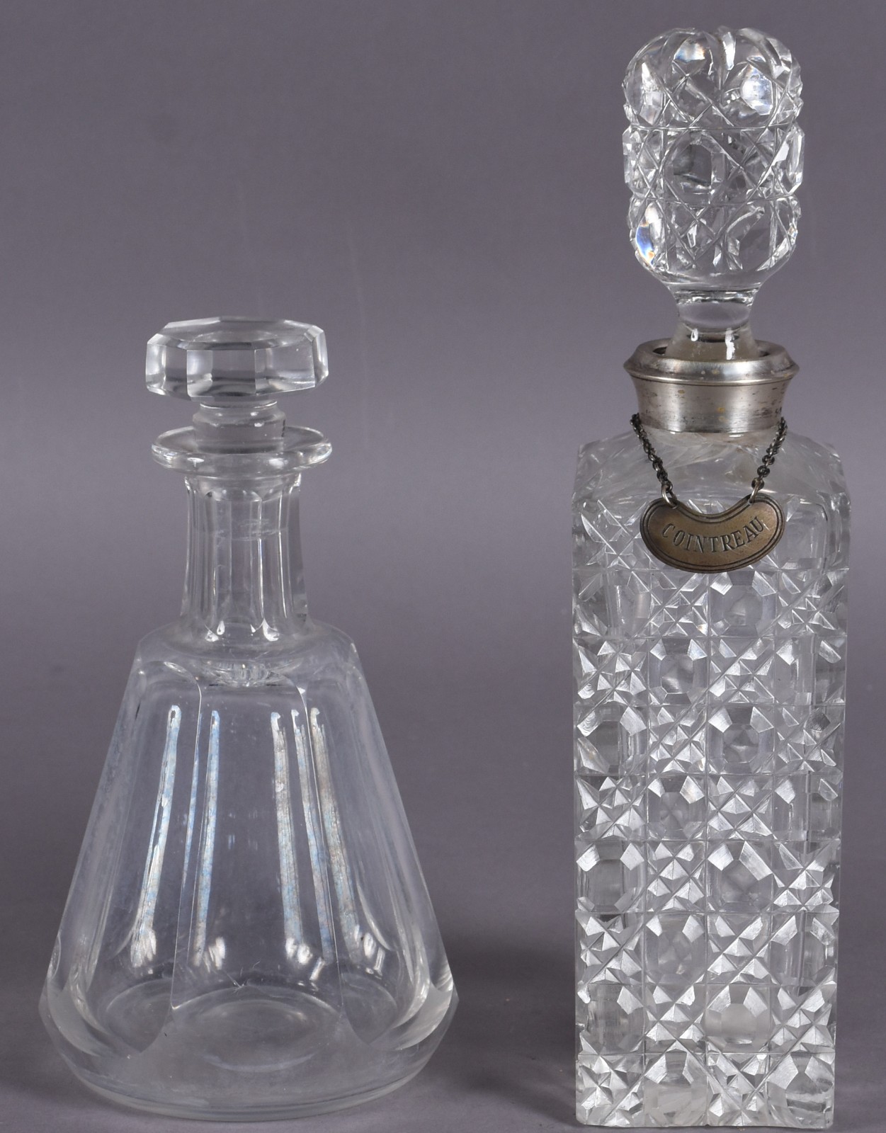 Duas garrafas de cristal, sendo uma BACCARAT facetada, assinada na... - foto 2 de 10