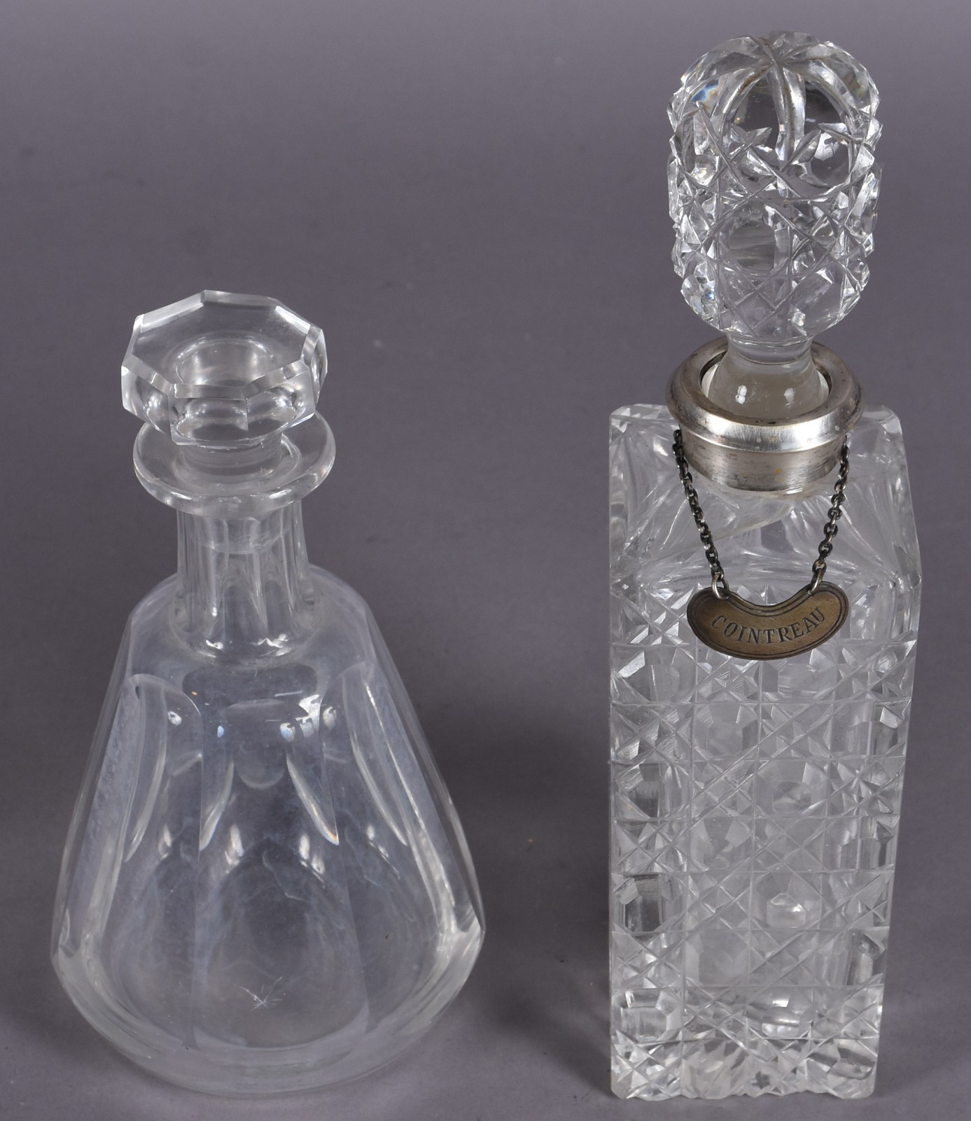 Duas garrafas de cristal, sendo uma BACCARAT facetada, assinada na... - foto 3 de 10