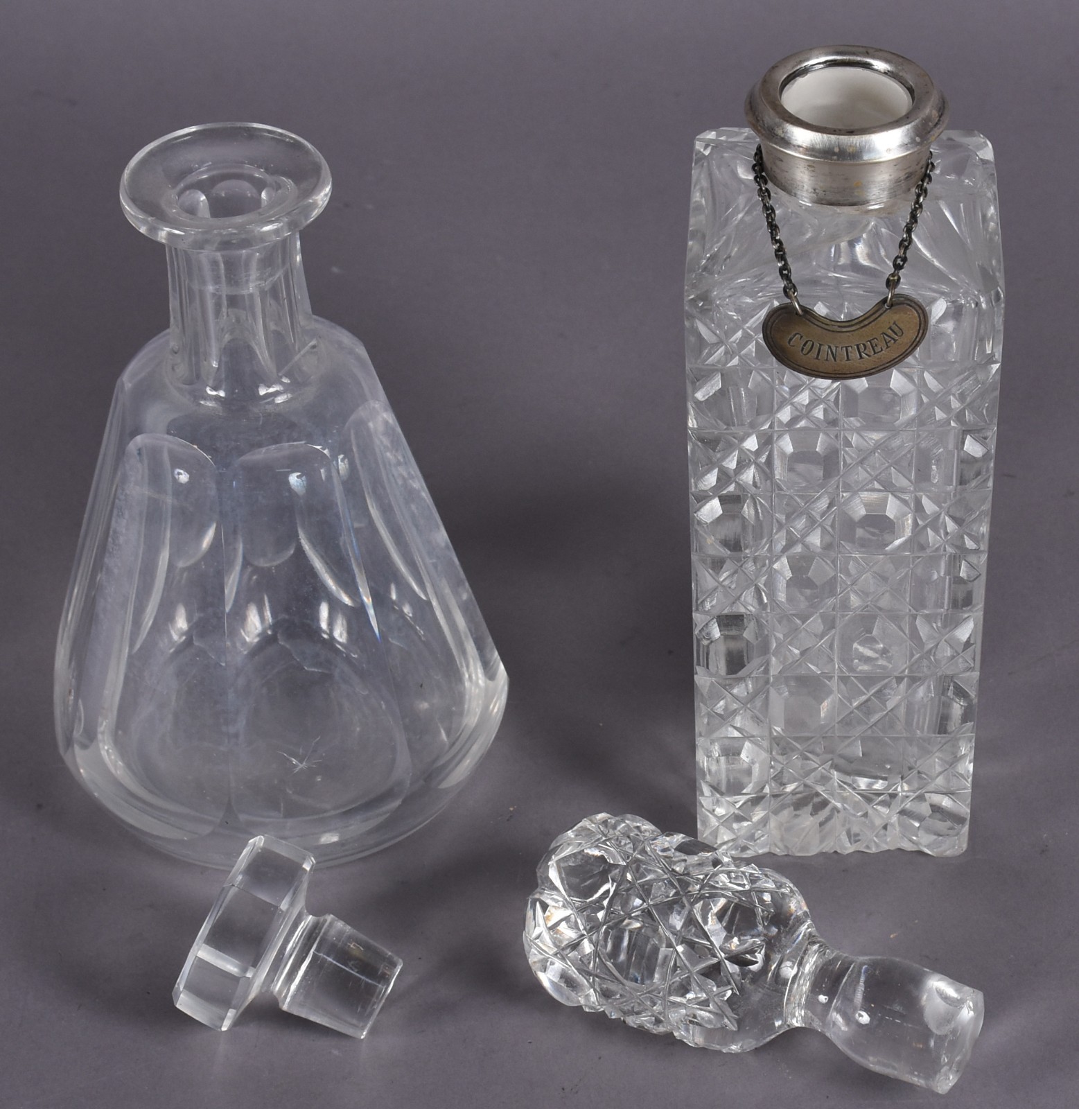 Duas garrafas de cristal, sendo uma BACCARAT facetada, assinada na... - foto 4 de 10
