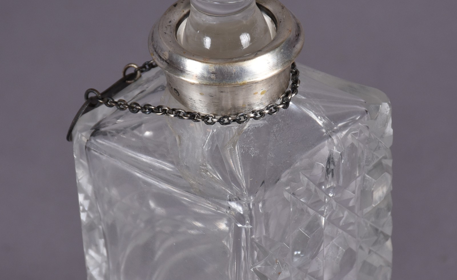 Duas garrafas de cristal, sendo uma BACCARAT facetada, assinada na... - foto 7 de 10