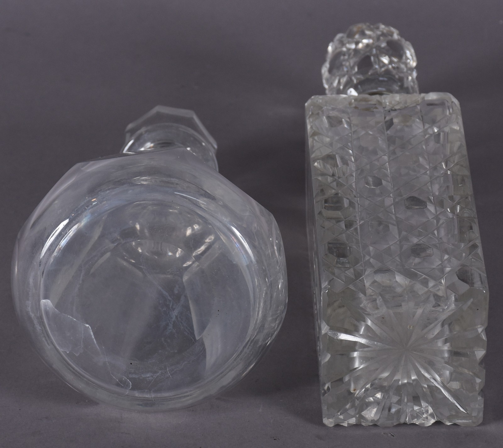 Duas garrafas de cristal, sendo uma BACCARAT facetada, assinada na... - foto 8 de 10