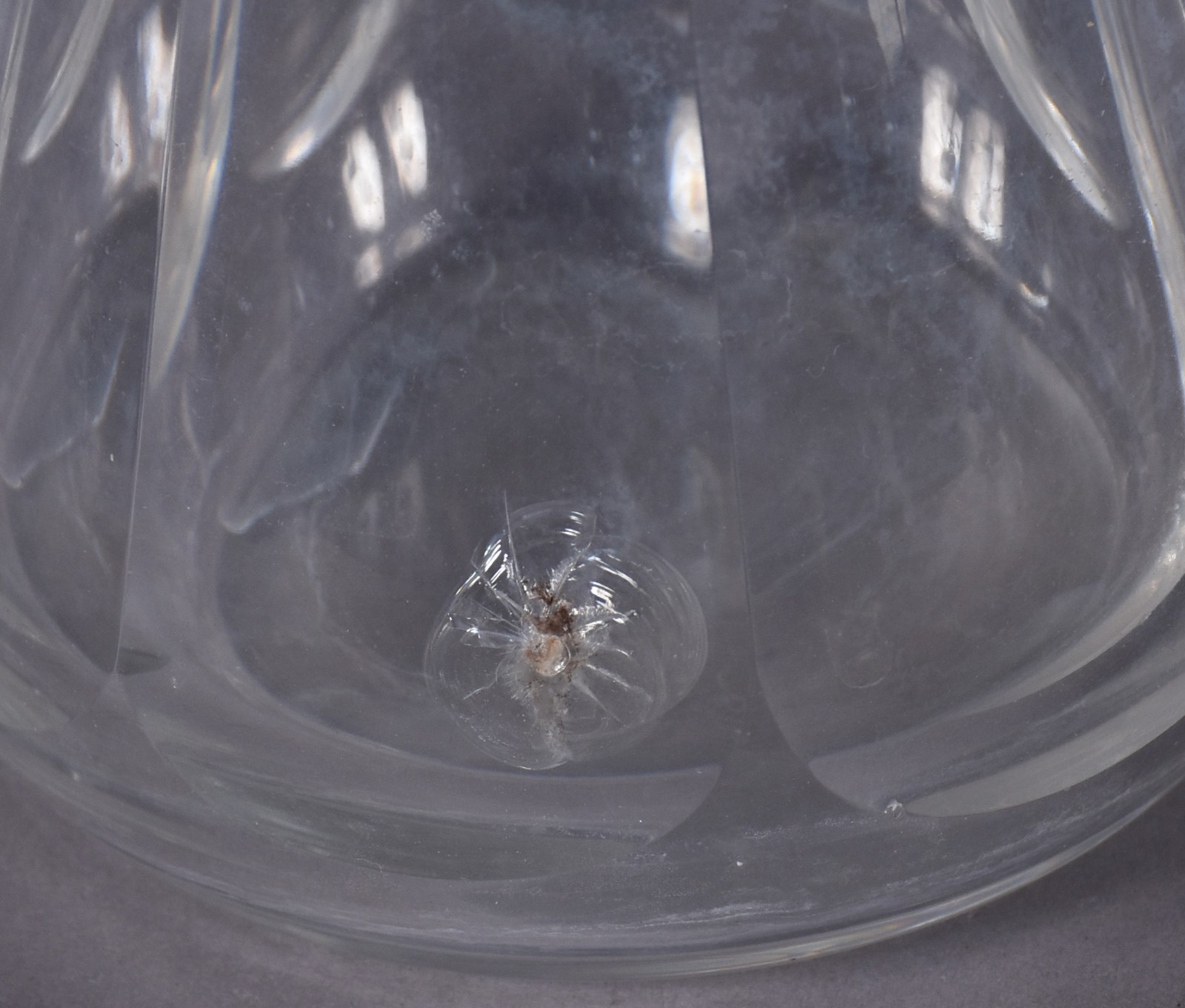 Duas garrafas de cristal, sendo uma BACCARAT facetada, assinada na... - foto 9 de 10