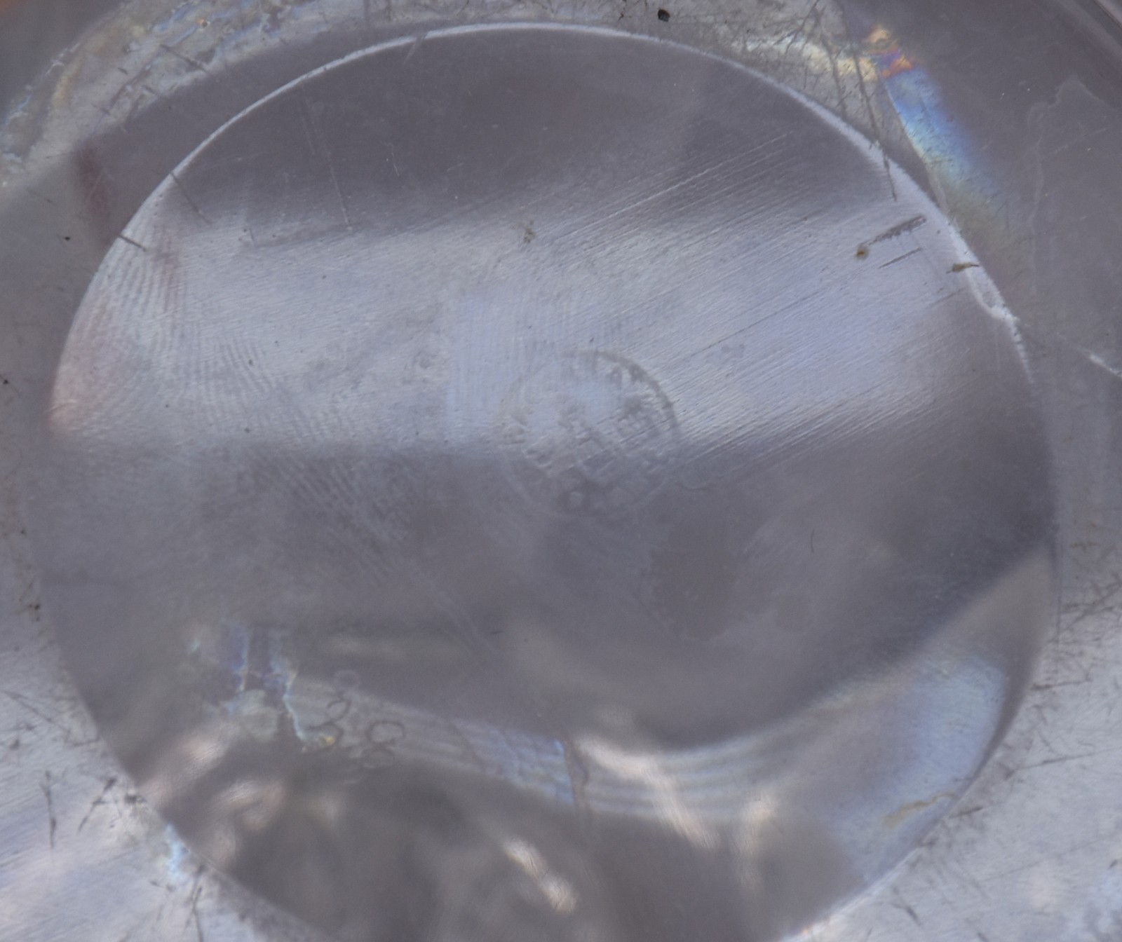 Duas garrafas de cristal, sendo uma BACCARAT facetada, assinada na... - foto 10 de 10