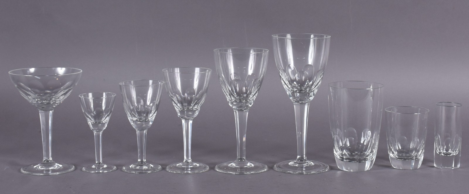 Serviço de cristal facetado composto de: 16 para vinho tinto, 13 para... - foto 1 de 3