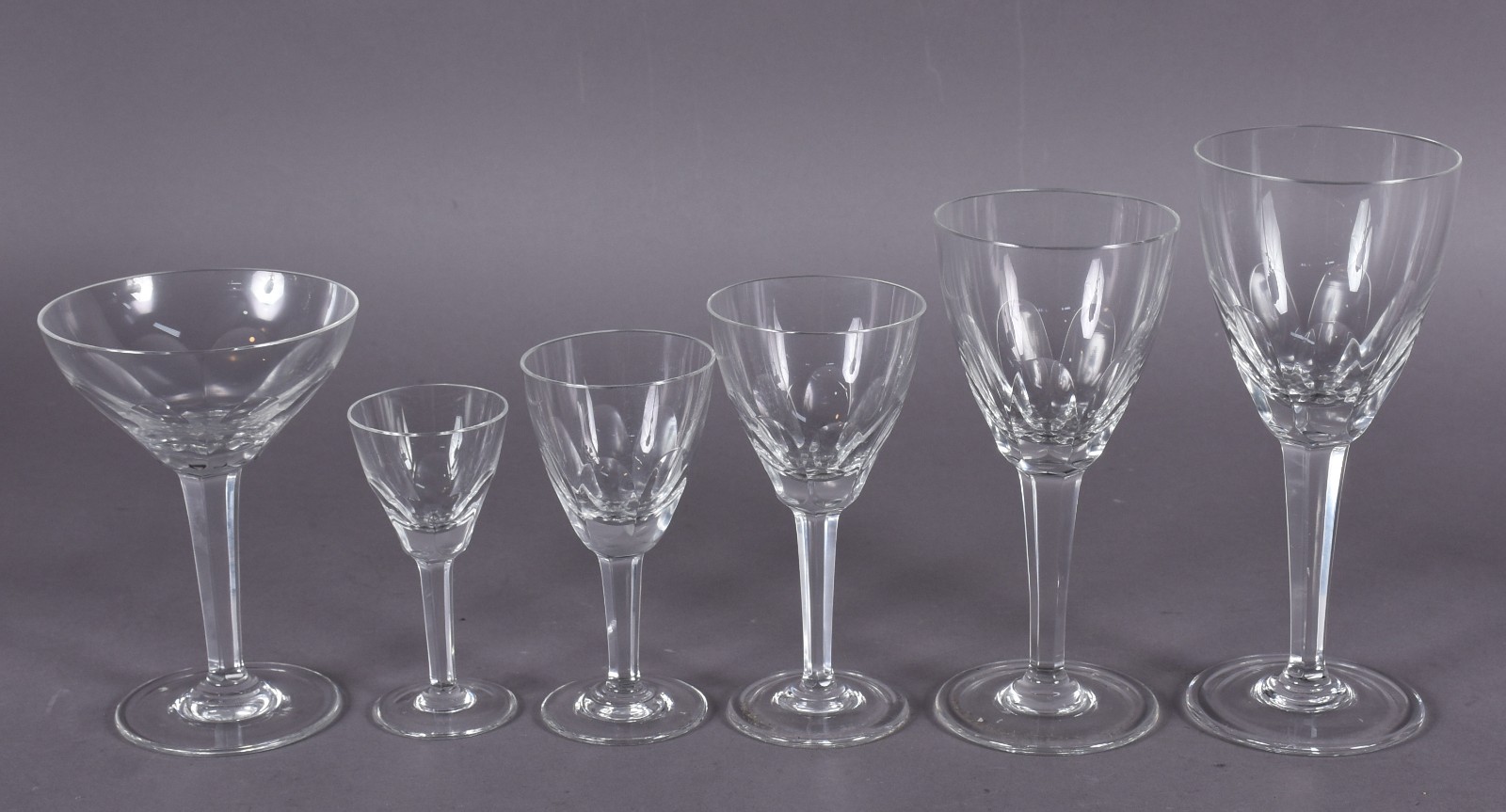 Serviço de cristal facetado composto de: 16 para vinho tinto, 13 para... - foto 2 de 3