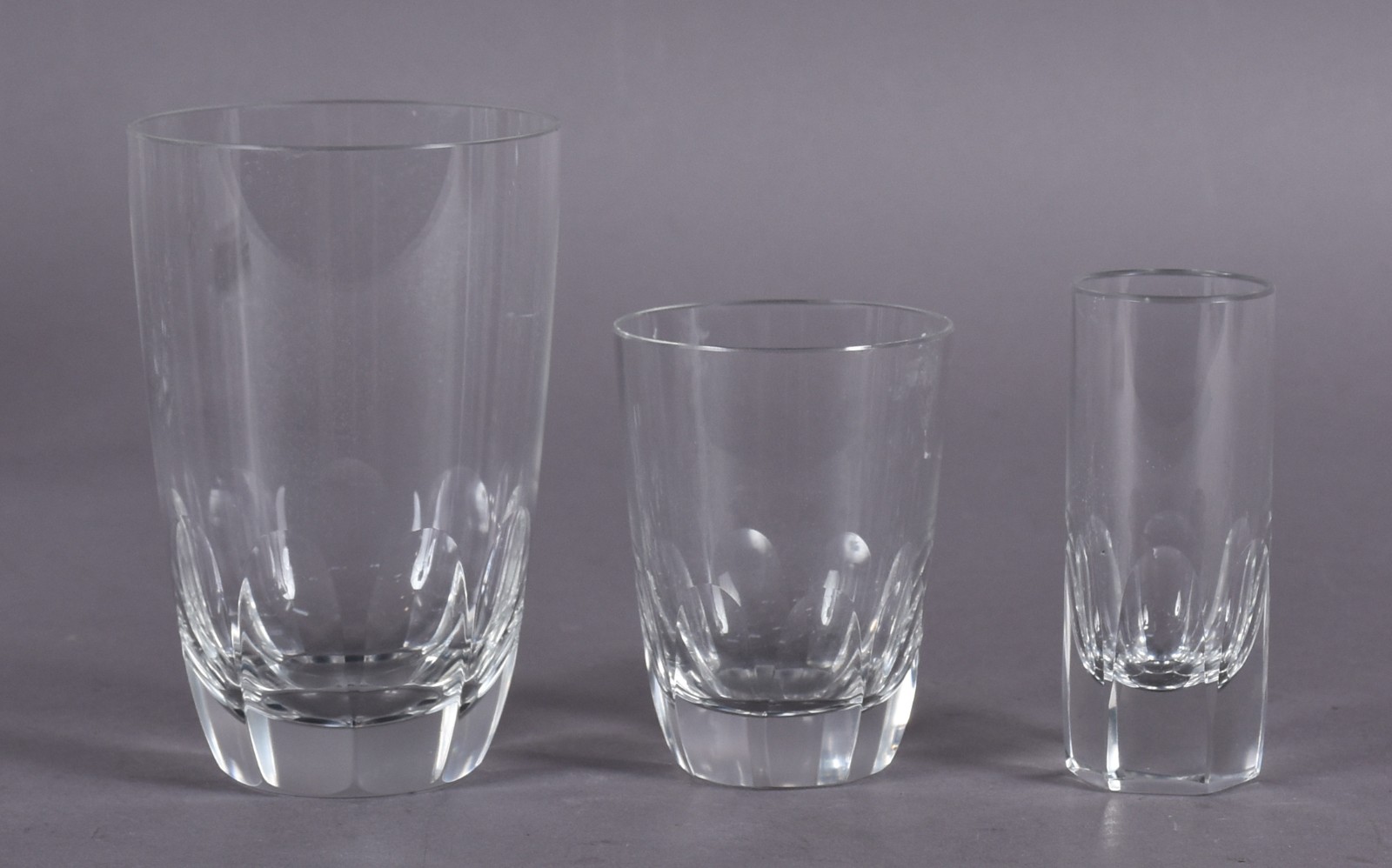Serviço de cristal facetado composto de: 16 para vinho tinto, 13 para... - foto 3 de 3