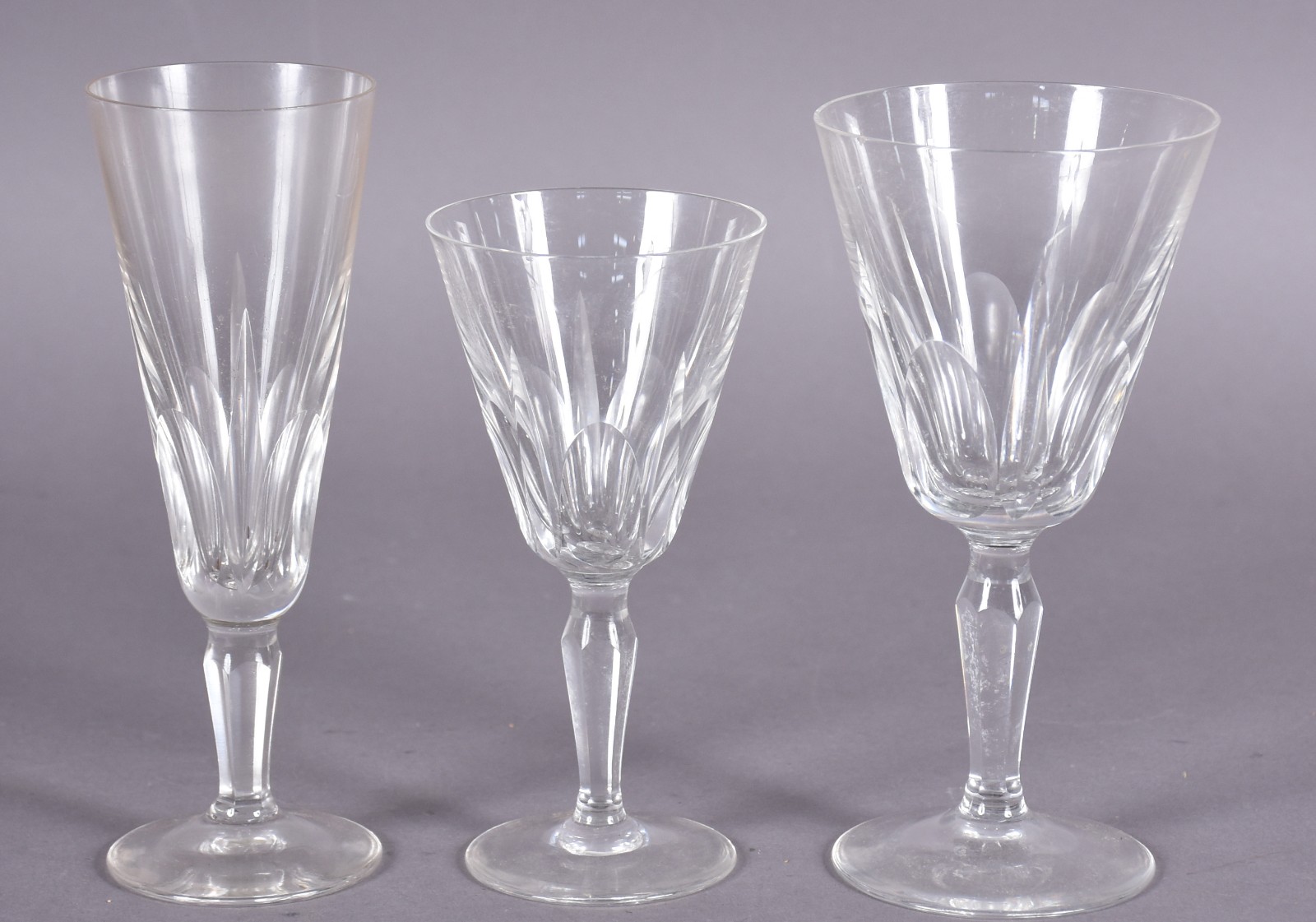 Serviço de cristal facetado composto de: 12 flutes para champagne, 11... - foto 2 de 4