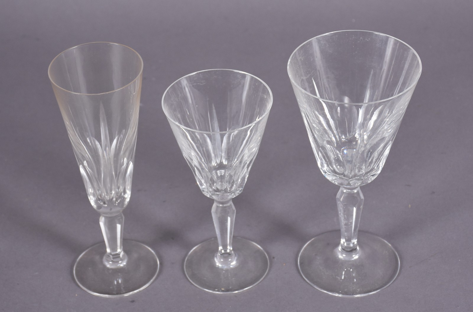 Serviço de cristal facetado composto de: 12 flutes para champagne, 11... - foto 3 de 4