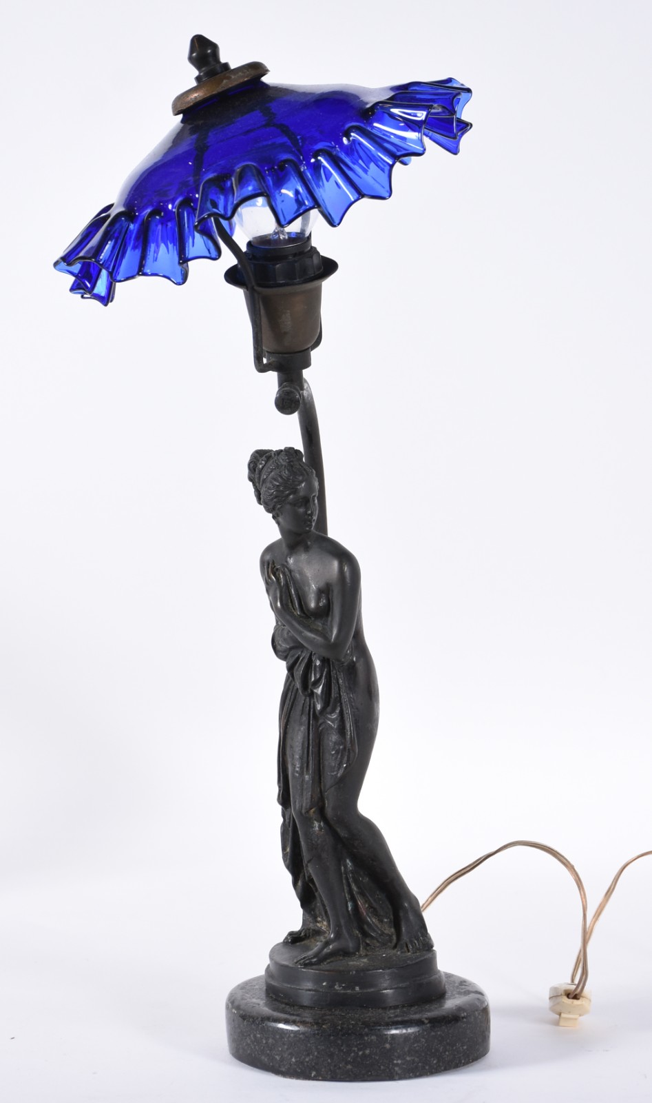 Luminária de petit bronze representando figura feminina, manga... - foto 1 de 4
