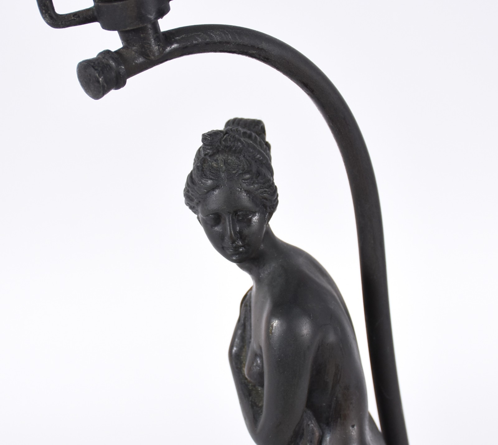 Luminária de petit bronze representando figura feminina, manga... - foto 3 de 4