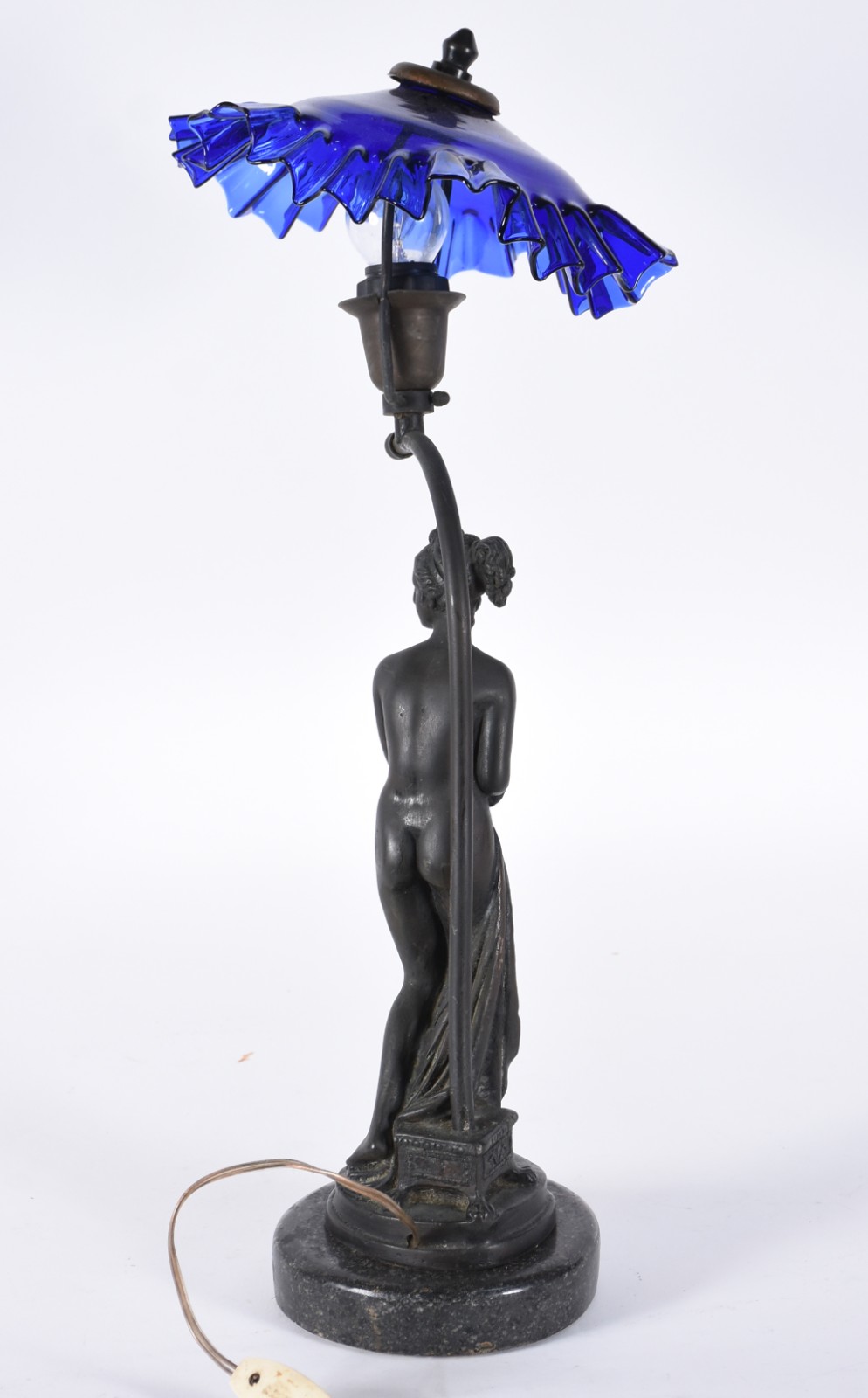 Luminária de petit bronze representando figura feminina, manga... - foto 4 de 4