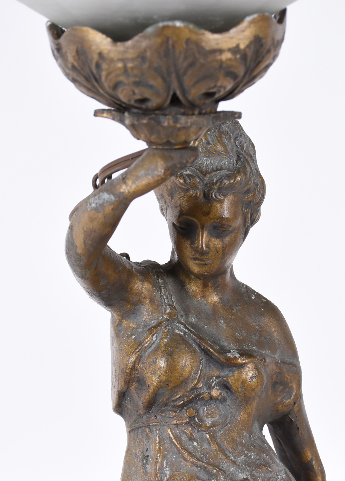 Luminária de petit bronze com figura feminina e cúpula de vidro com... - foto 2 de 5