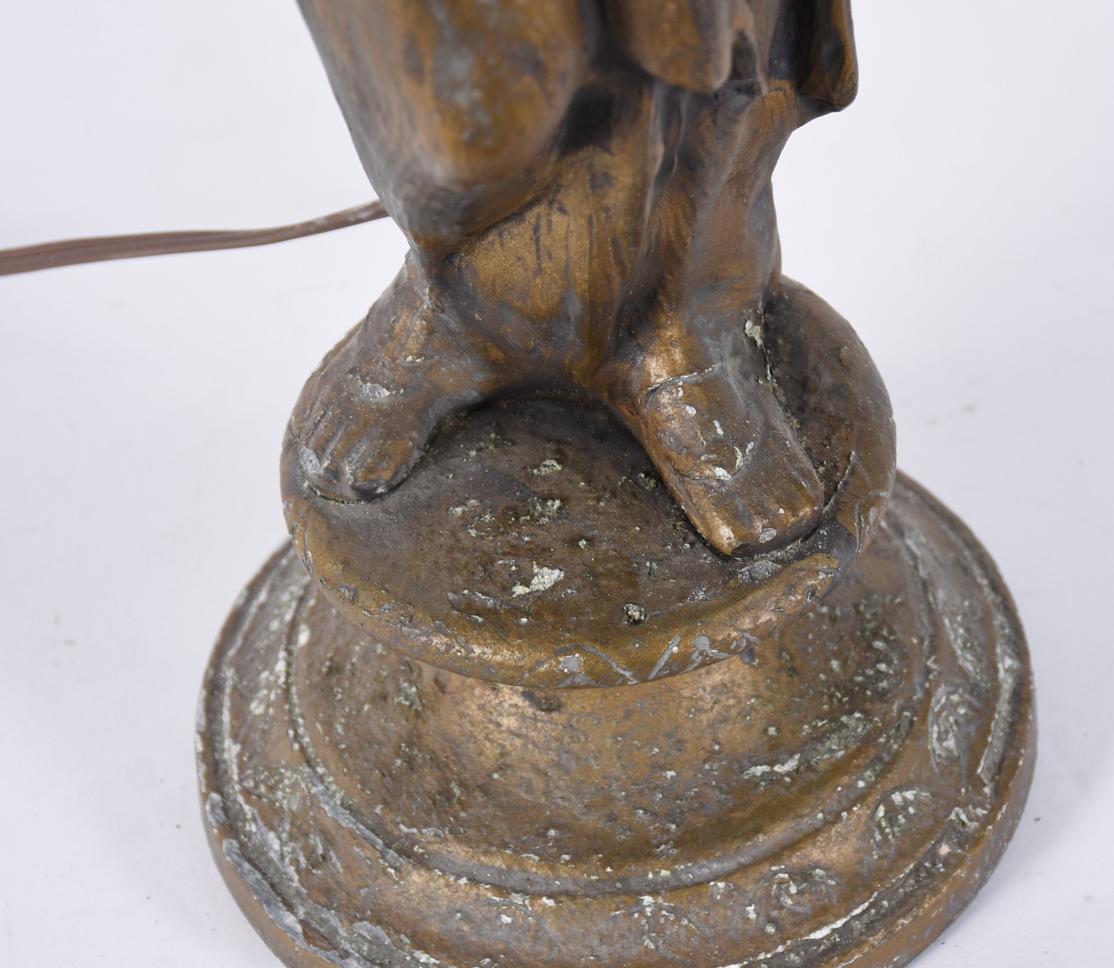 Luminária de petit bronze com figura feminina e cúpula de vidro com... - foto 3 de 5