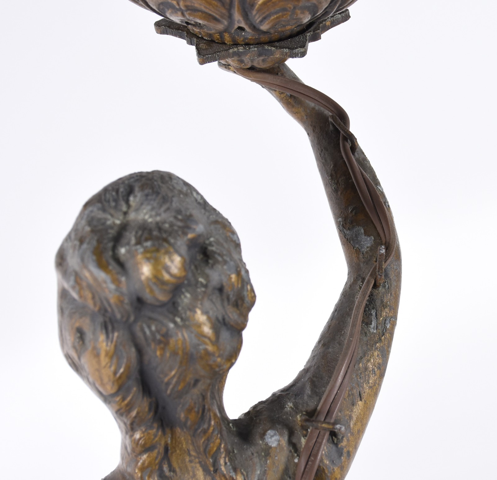 Luminária de petit bronze com figura feminina e cúpula de vidro com... - foto 5 de 5