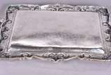Bandeja de prata portuguesa contraste Águia, bo... - Bandeja de prata portuguesa contraste Águia, borda trabalhada com concheados em relevo. Peso da prata: 1780 g. (Por motivos de segurança a peça ...
