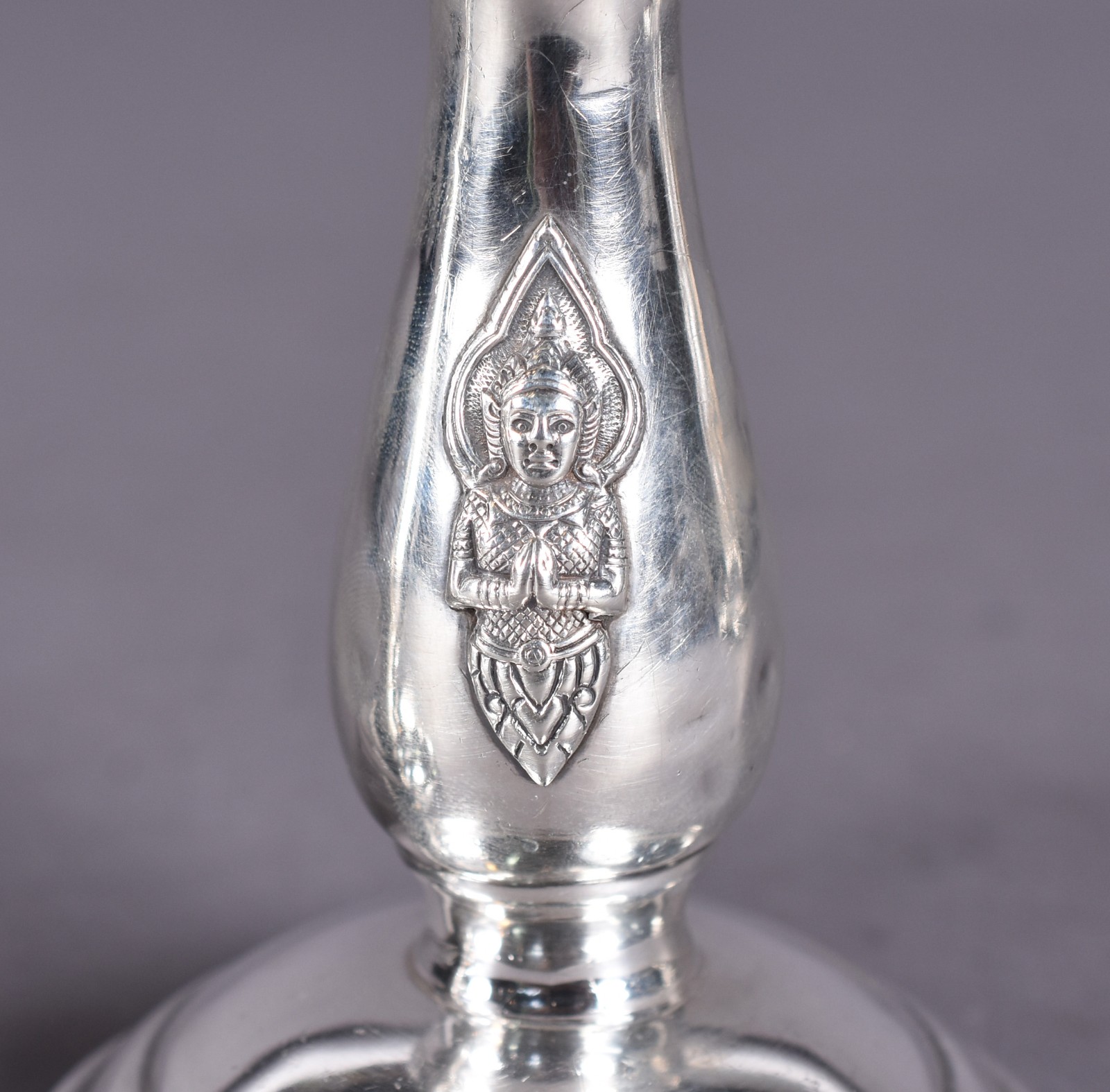 Par de castiçais de prata Sterling do Sião com figuras em relevo... - foto 2 de 6