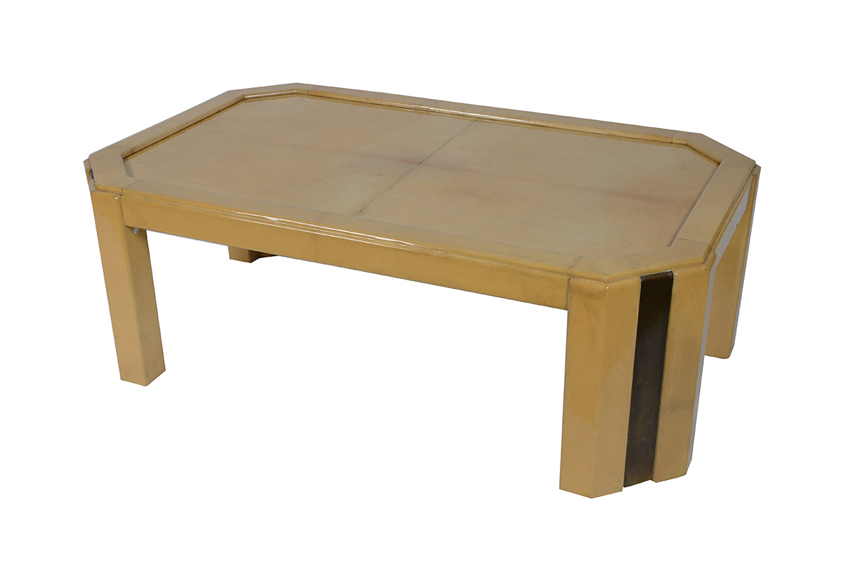 Mesa de centro laqueada na cor marfim, cantos chanfrados c/ aplicação...