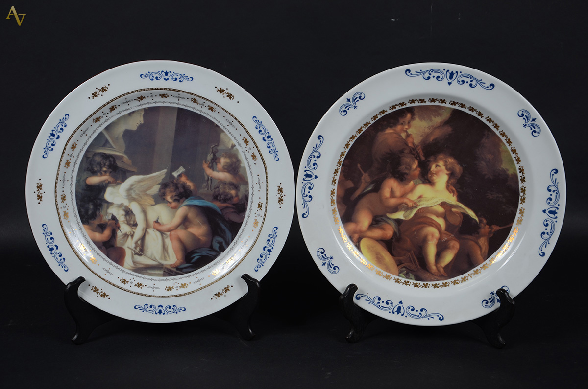 Par de medalhões de porcelana decorados com reproduções de quadros...