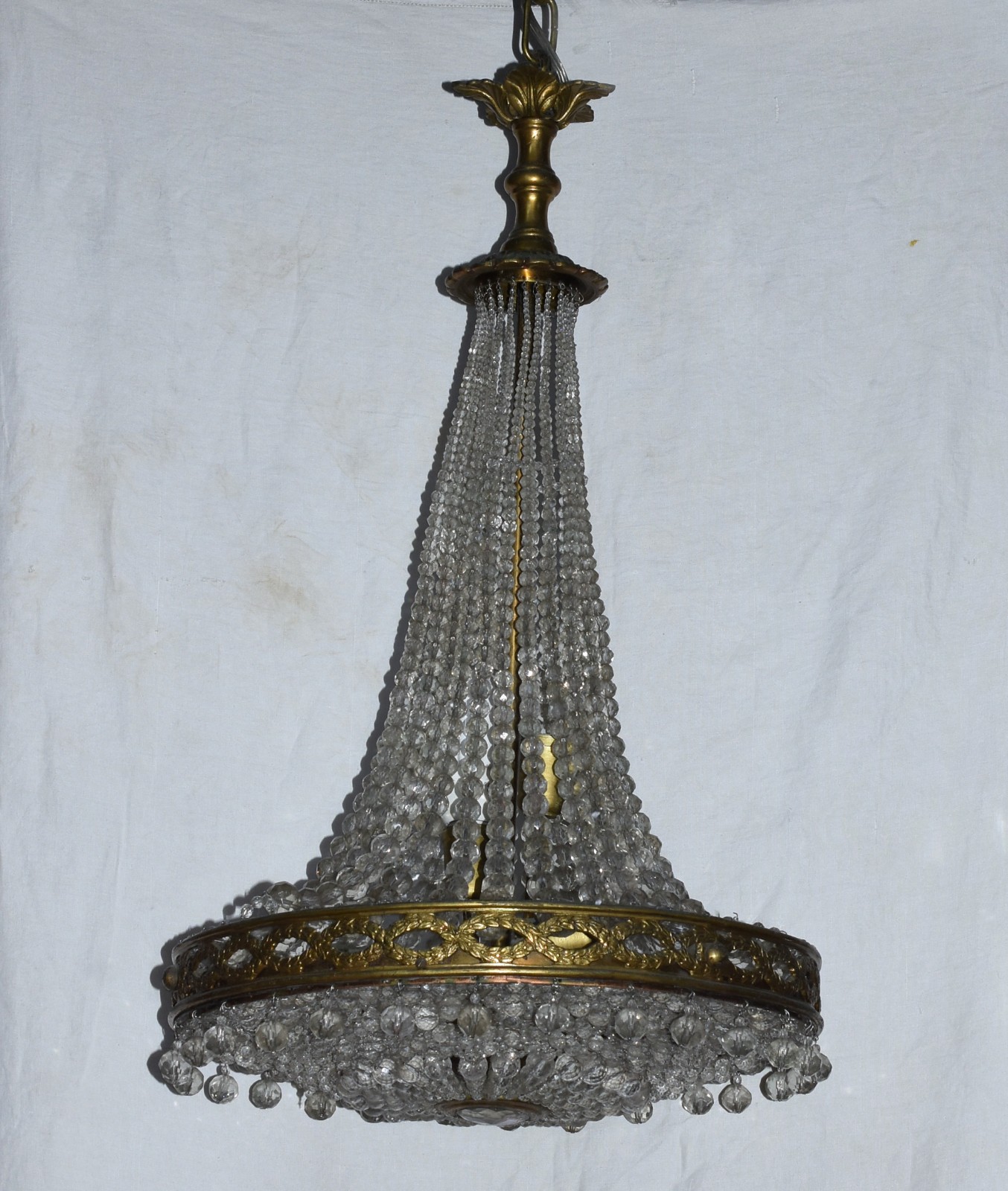 Lustre estilo Império com armação de metal dourado e pequenas contas... - foto 1 de 3