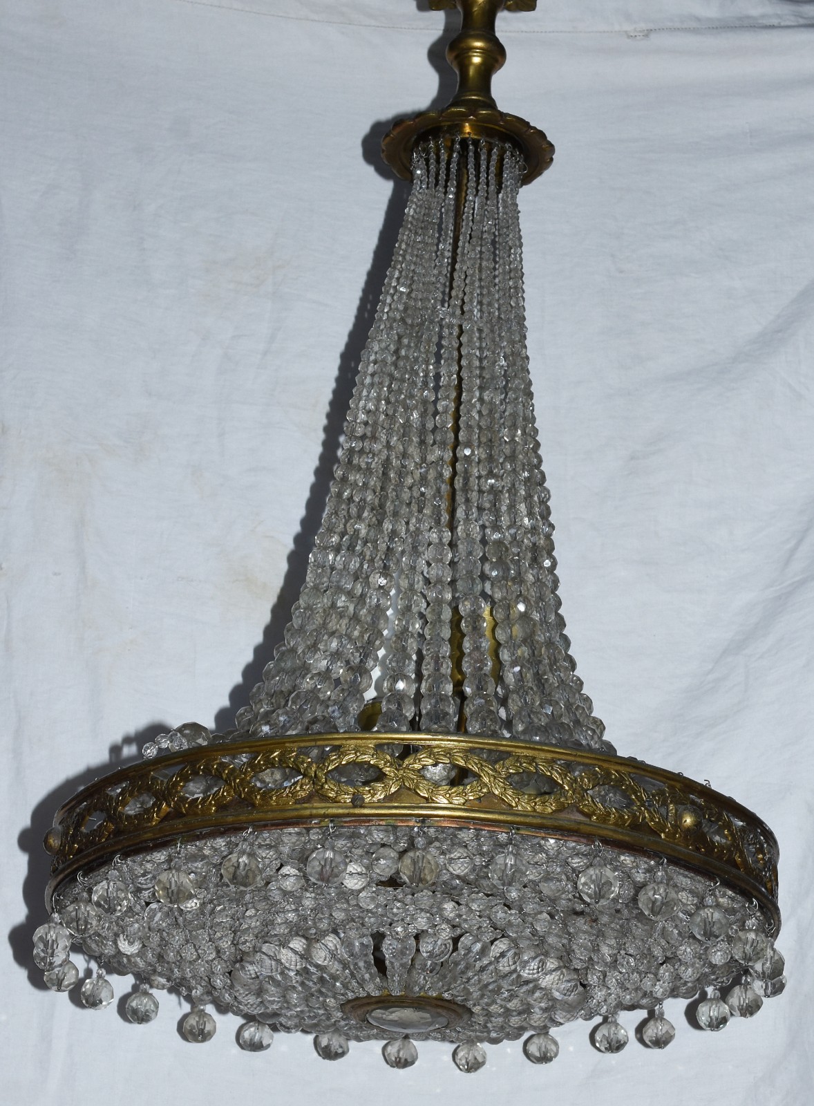 Lustre estilo Império com armação de metal dourado e pequenas contas... - foto 2 de 3