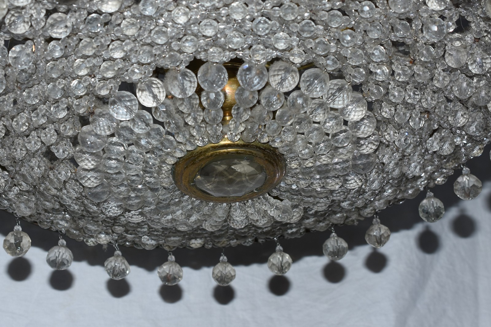 Lustre estilo Império com armação de metal dourado e pequenas contas... - foto 3 de 3