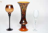 Três vasos, sendo um na cor ambar (altura 40 cm... - Três vasos, sendo um na cor ambar (altura 40 cm), um onça (altura 45 cm) e um branco(altura 32 cm).