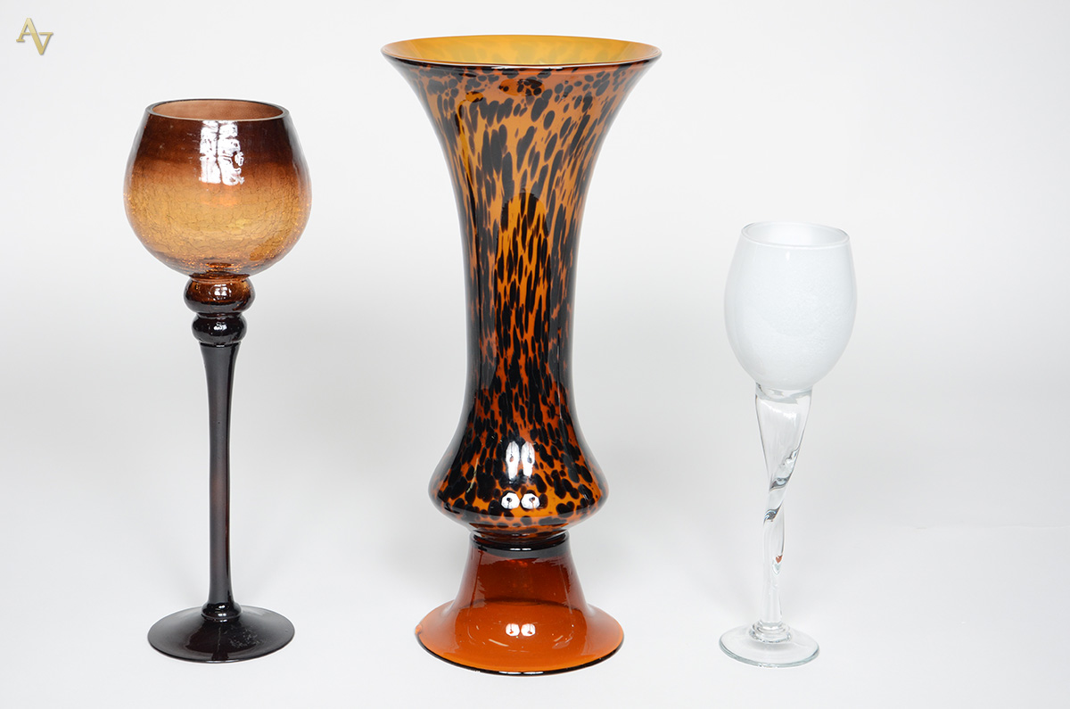 Três vasos, sendo um na cor ambar (altura 40 cm), um onça (altura 45...