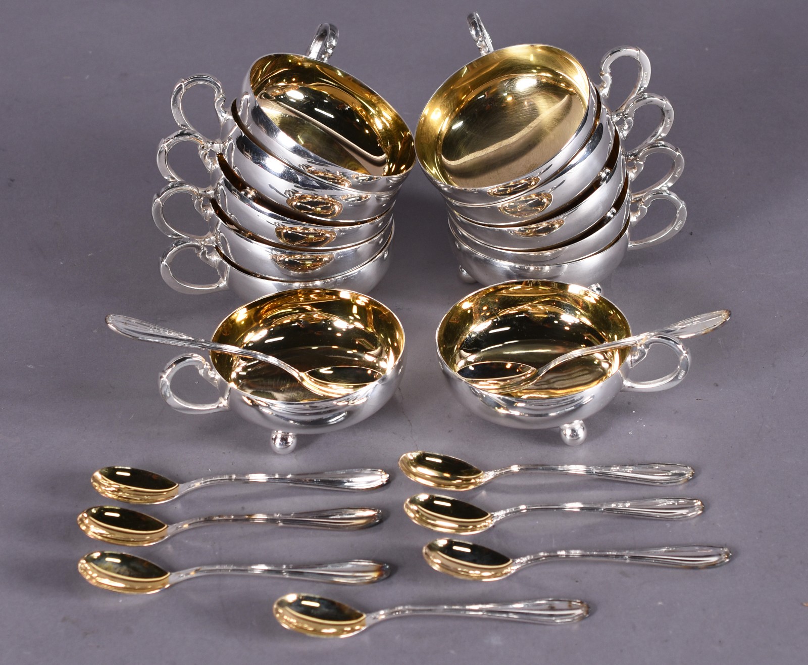 Conjunto com doze taças para sorvete e nove colheres de metal... - foto 1 de 5