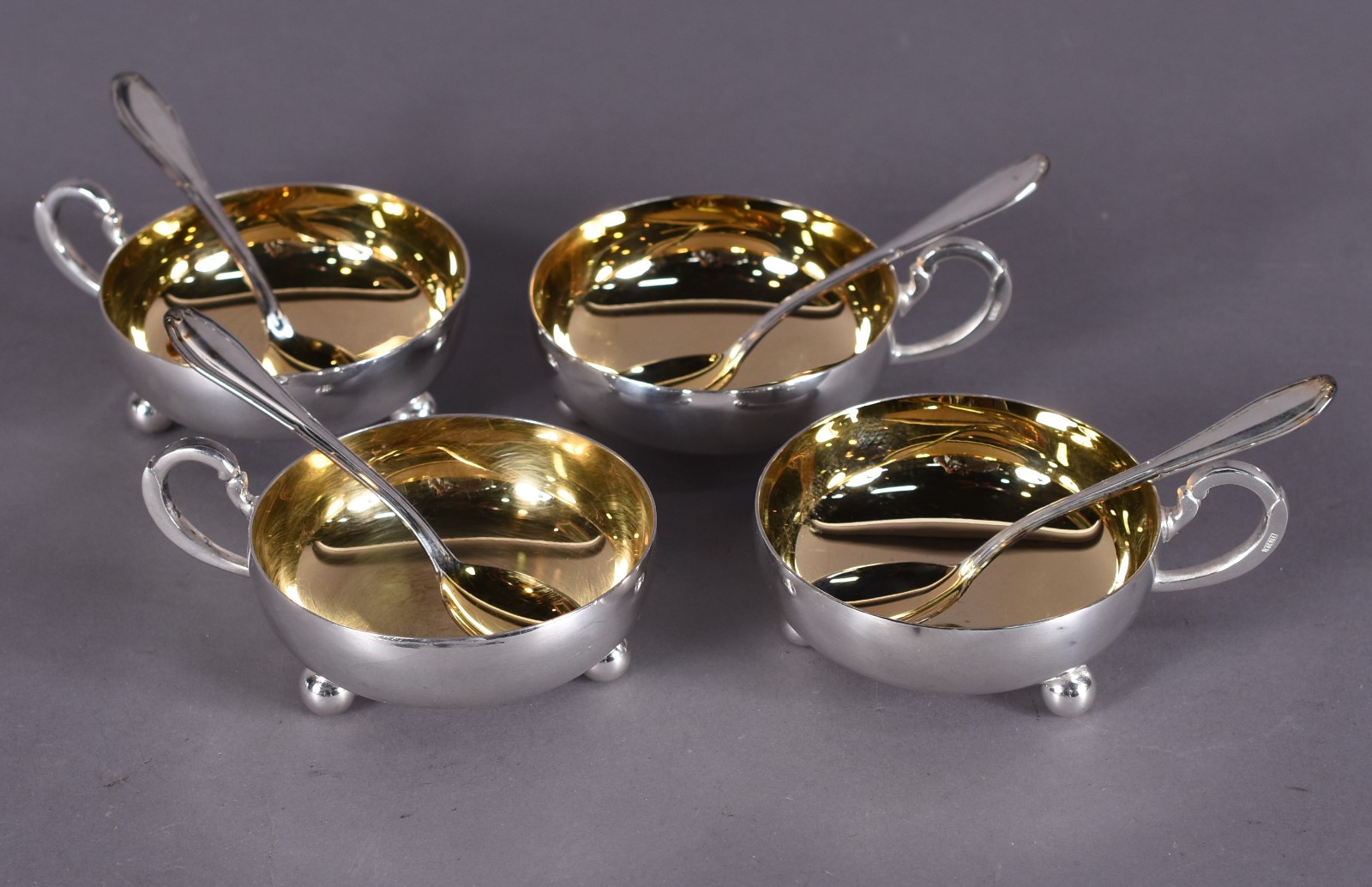 Conjunto com doze taças para sorvete e nove colheres de metal... - foto 3 de 5
