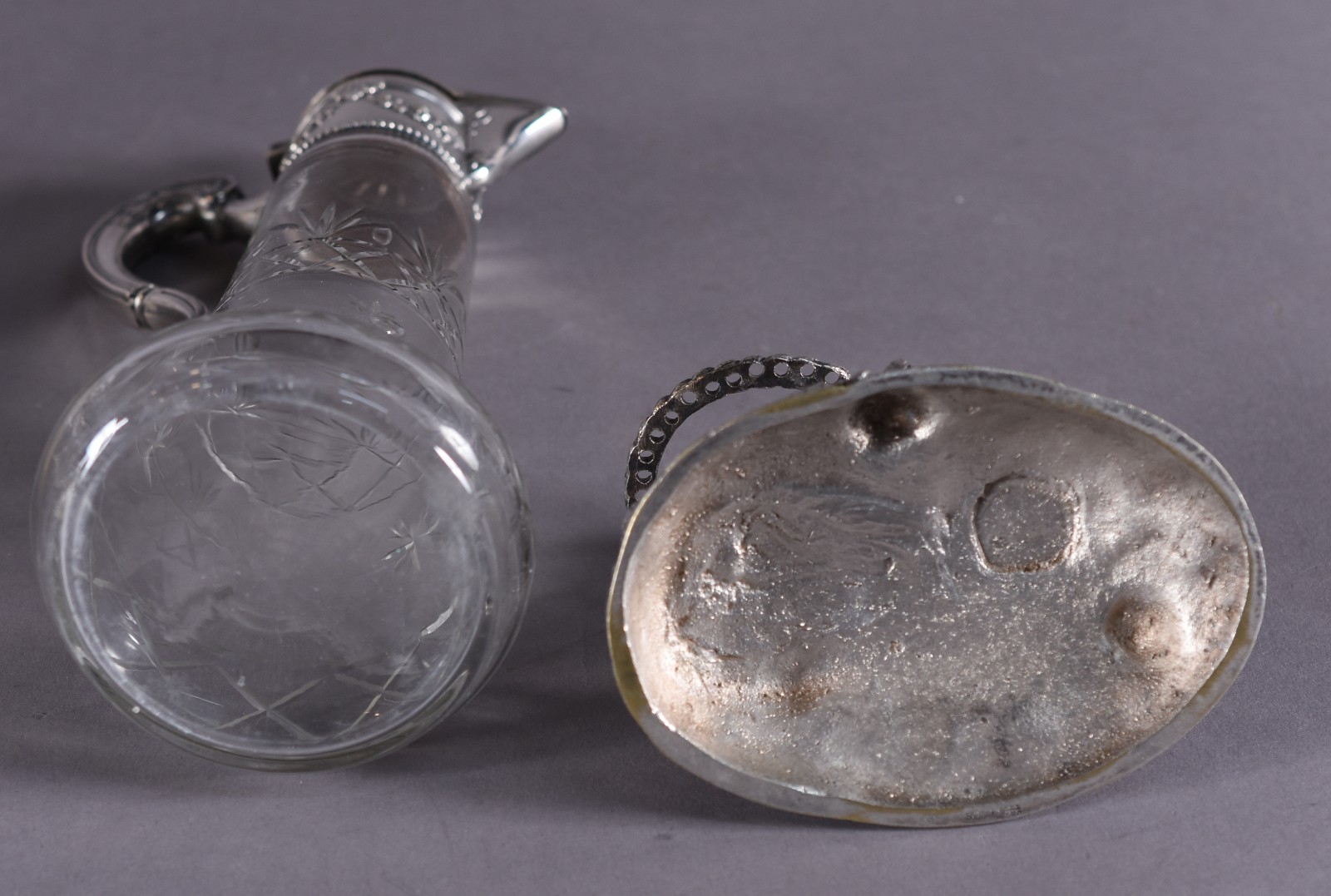 Três peças de cristal e metal, sendo: centro de mesa lapidado com... - foto 4 de 7