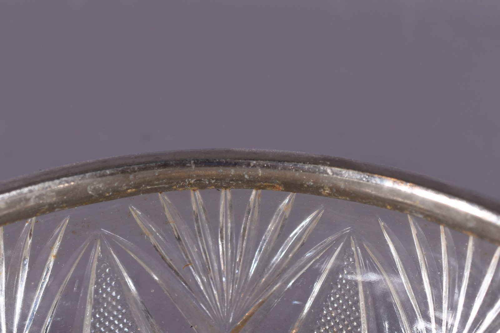Três peças de cristal e metal, sendo: centro de mesa lapidado com... - foto 6 de 7
