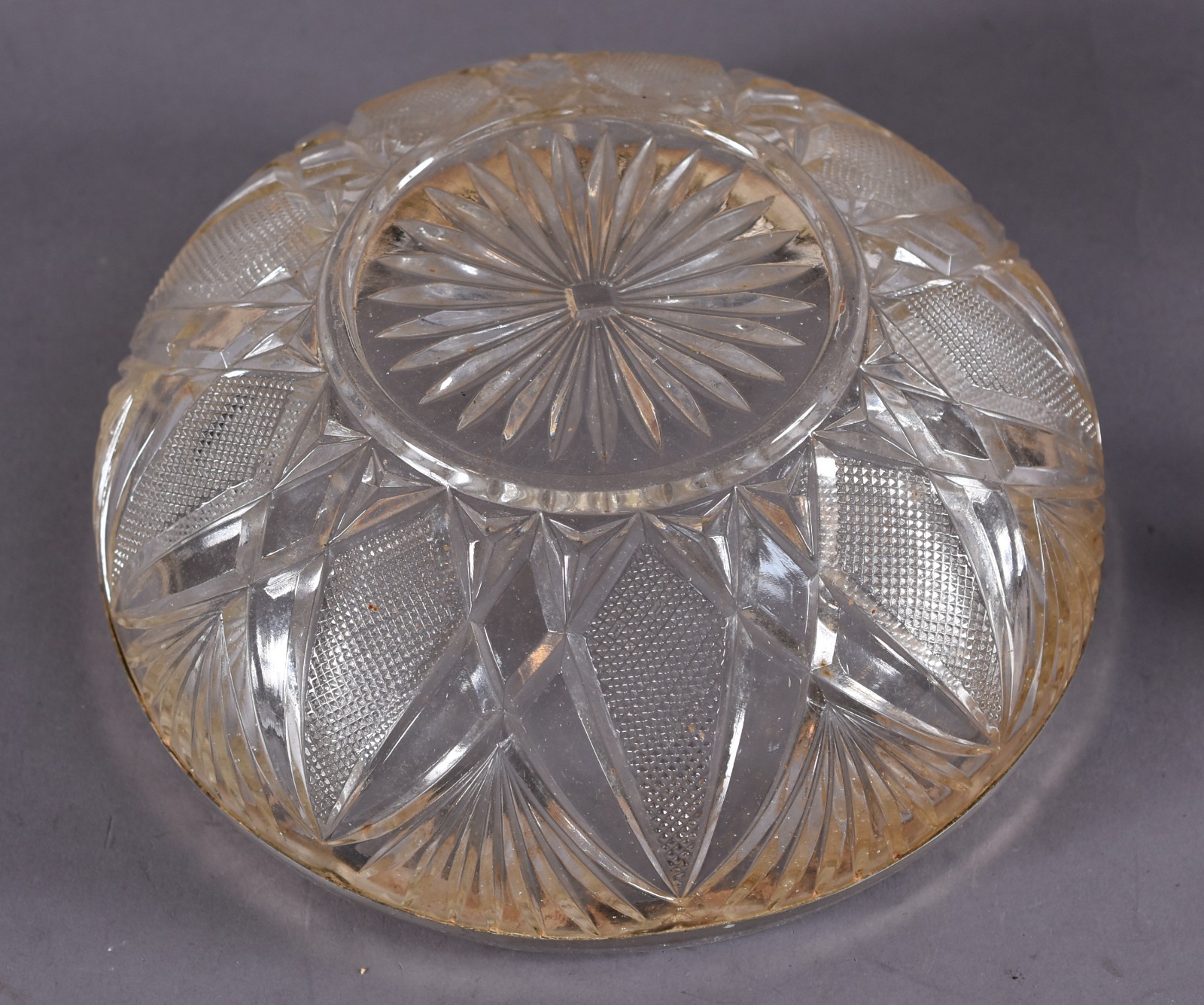 Três peças de cristal e metal, sendo: centro de mesa lapidado com... - foto 7 de 7