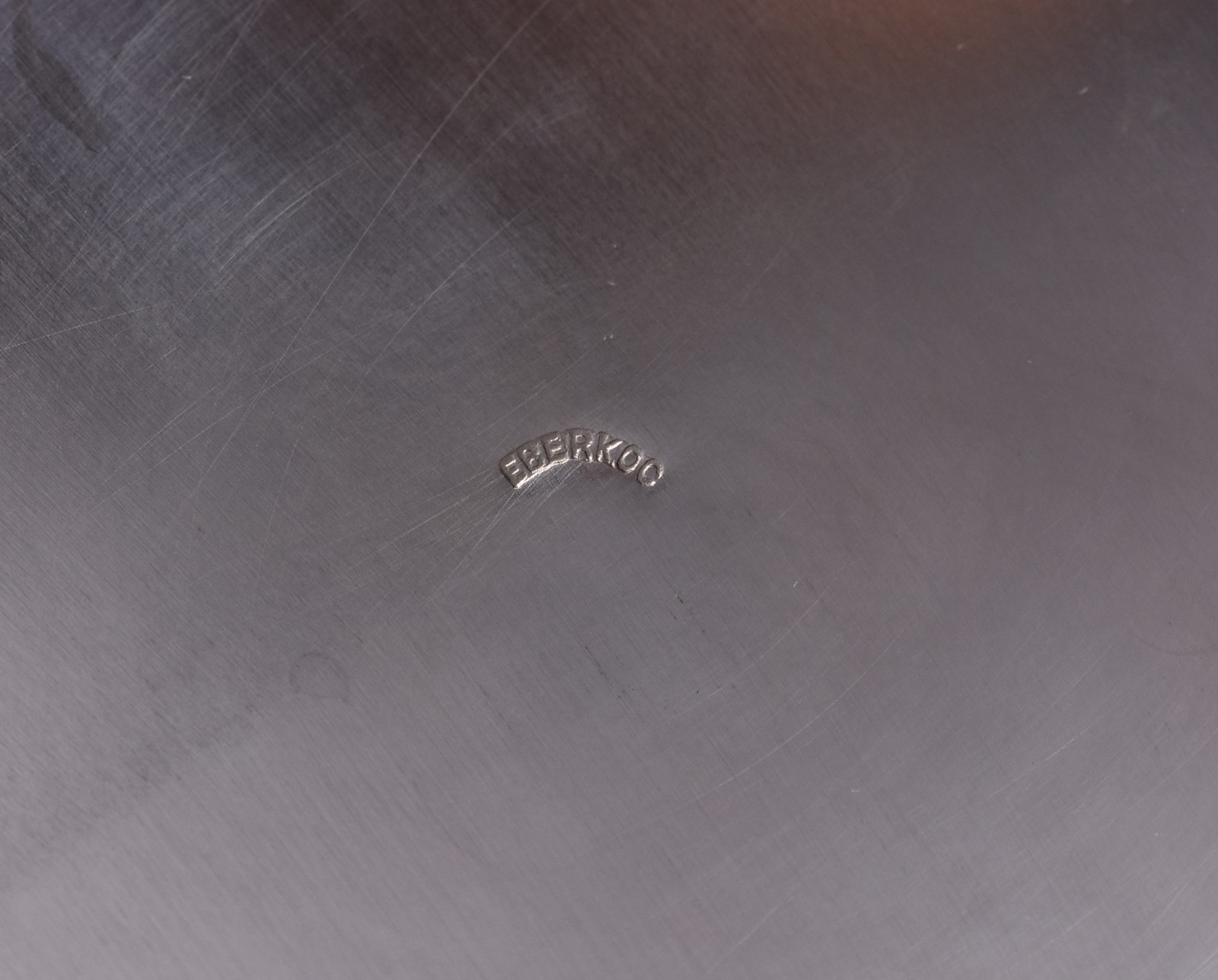 Duas peças de metal prateado, sendo: fruteira e balde para gelo com... - foto 7 de 7
