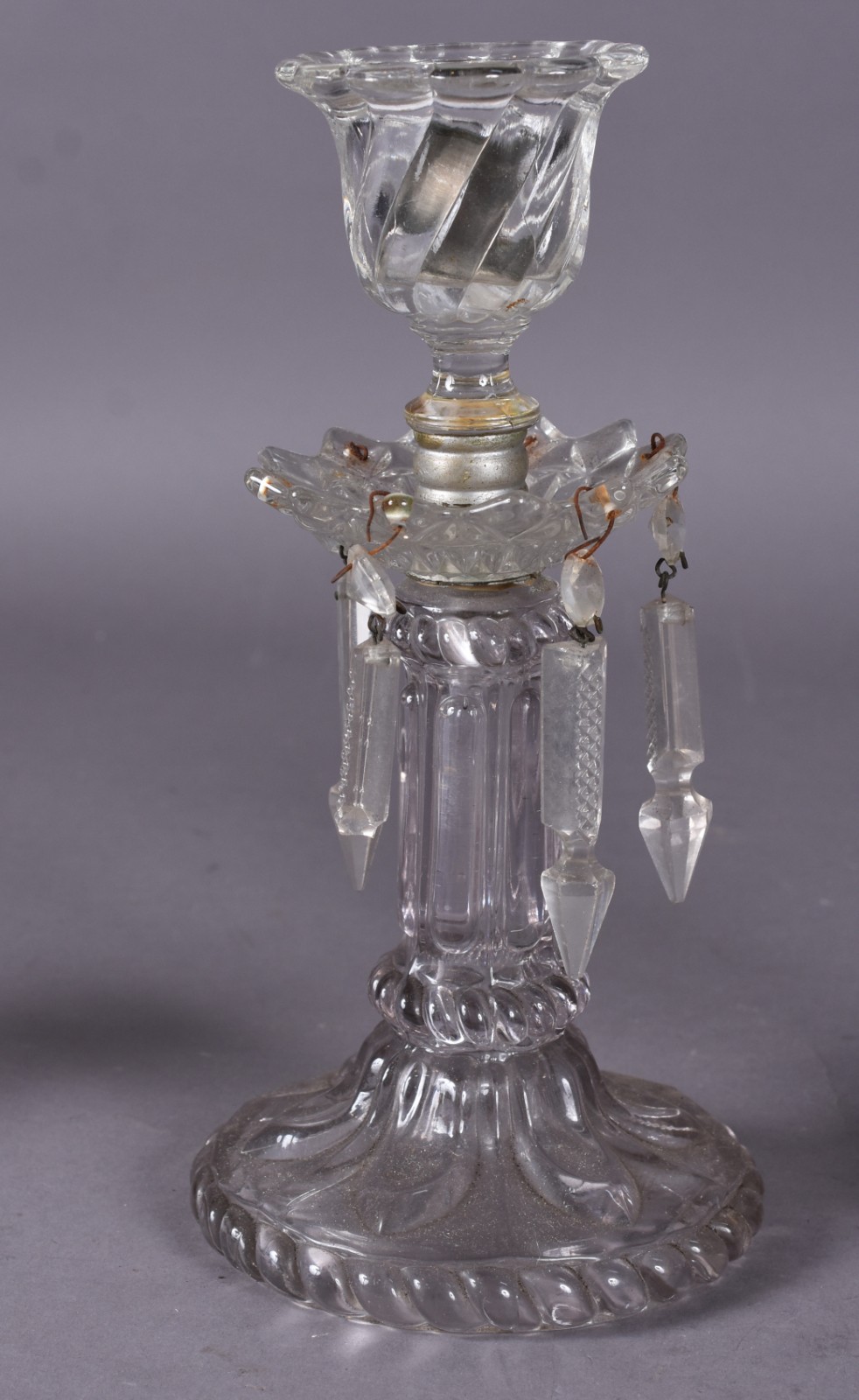 Par de antigos castiçais de cristal europeu com bordas acordoadas... - foto 4 de 5