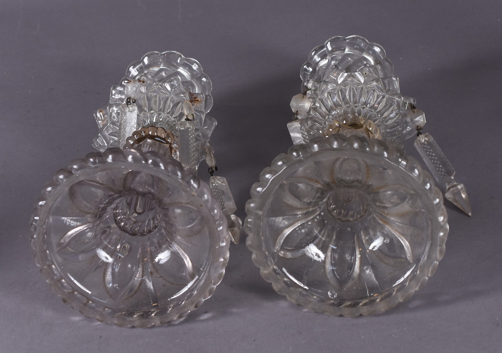Par de antigos castiçais de cristal europeu com bordas acordoadas... - foto 5 de 5