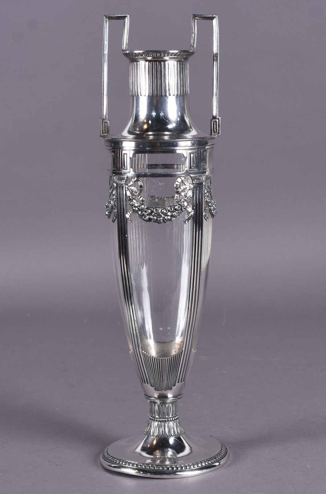 Ânfora de cristal com guarnição de metal prateado e guirlandas... - foto 1 de 6