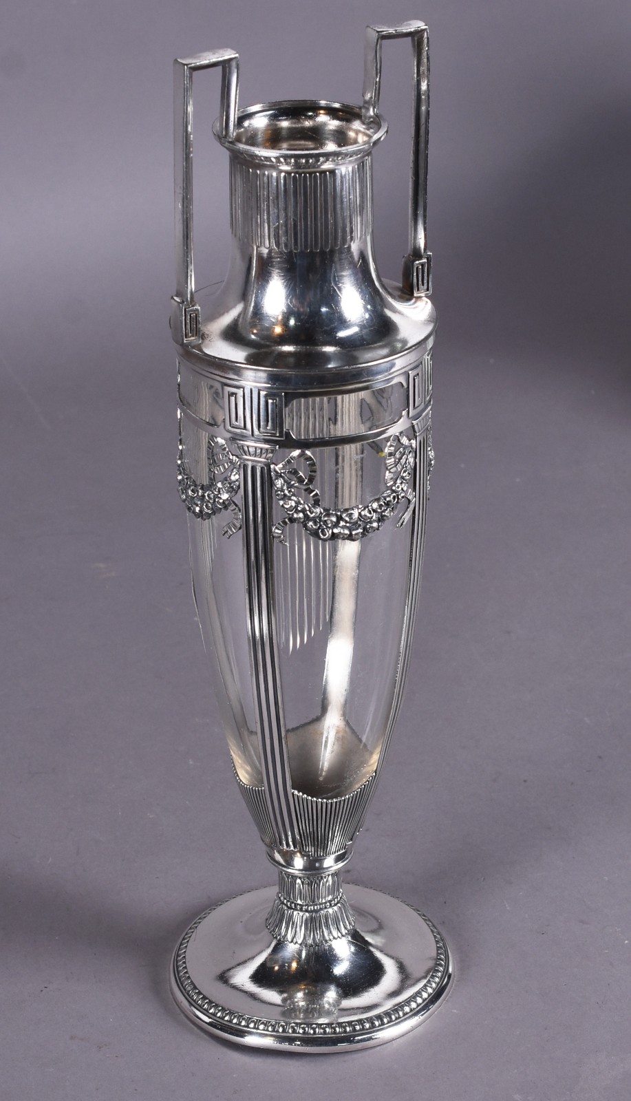 Ânfora de cristal com guarnição de metal prateado e guirlandas... - foto 2 de 6