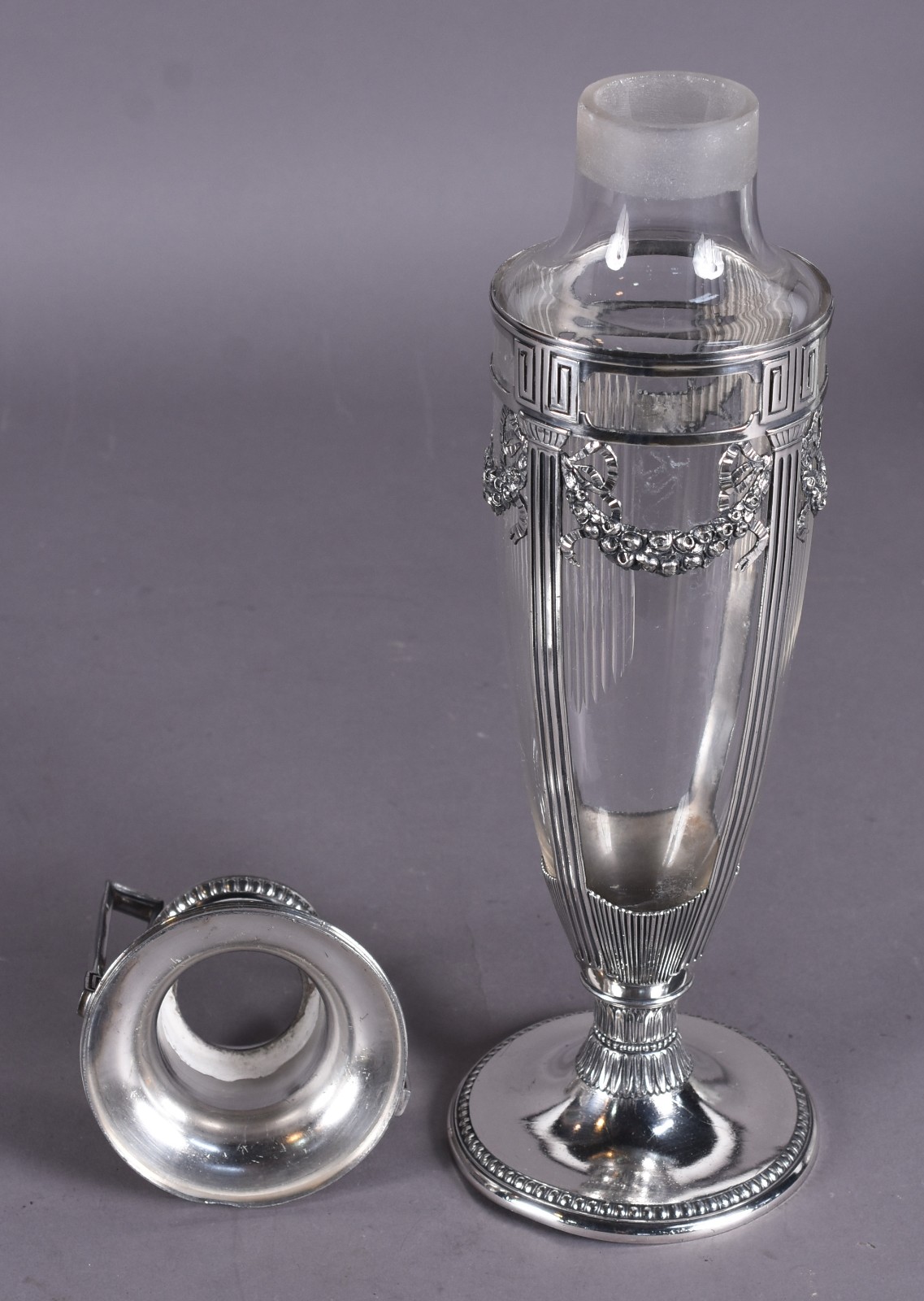 Ânfora de cristal com guarnição de metal prateado e guirlandas... - foto 3 de 6