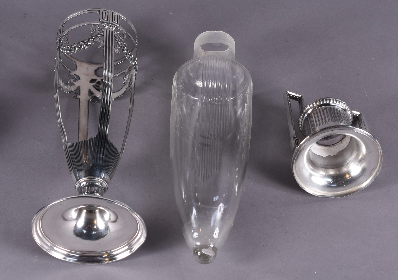 Ânfora de cristal com guarnição de metal prateado e guirlandas... - foto 5 de 6