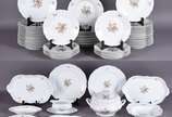 Serviço de jantar de porcelana alemã Rosenthal,... - Serviço de jantar de porcelana alemã Rosenthal, na cor branca decorado com bouquets de flores em policromia,  laterais com pasta em relevo e bor...