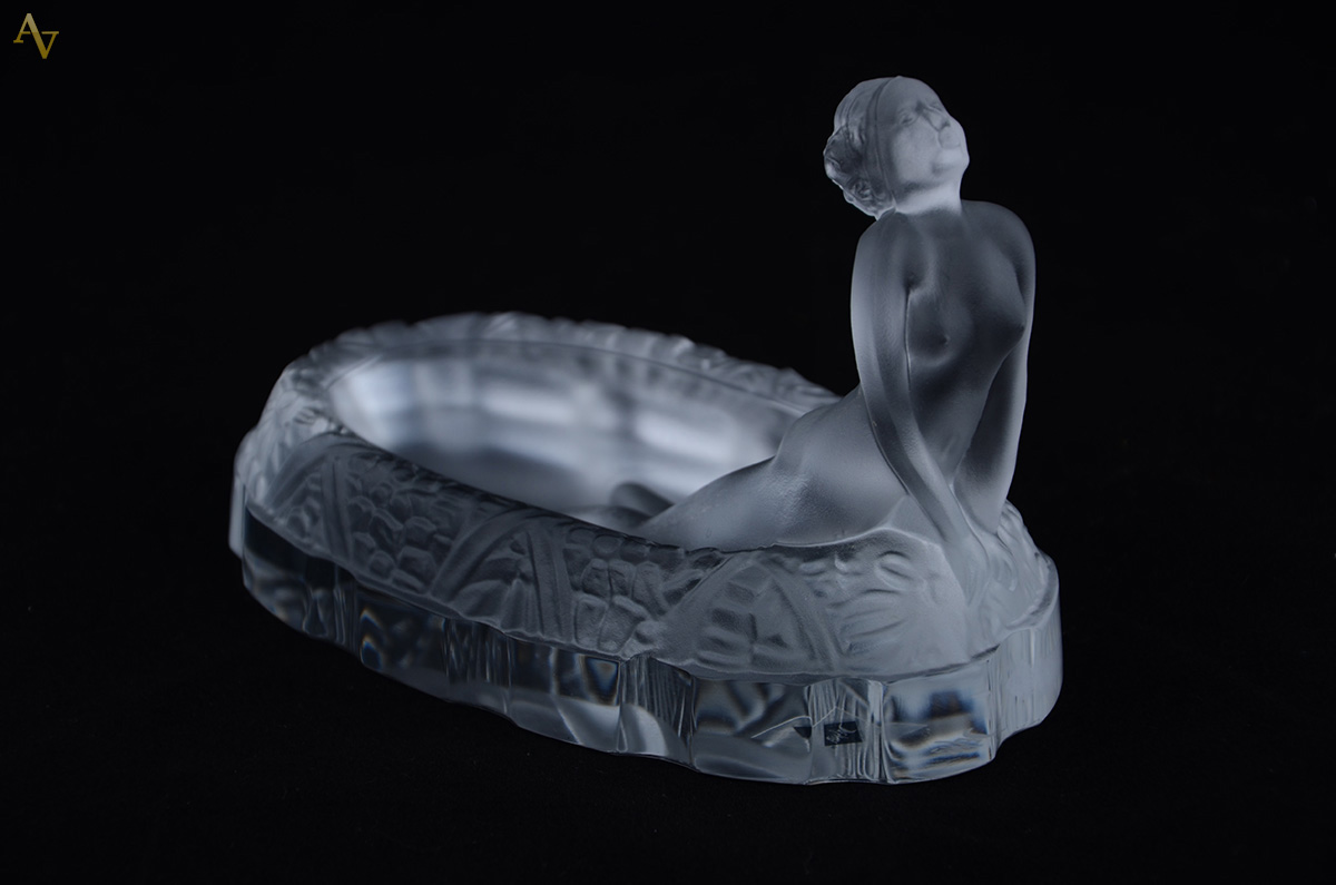 SUSAN AT HER BATH. Escultura ART DECO em cristal tcheco acetinado e... - foto 1 de 2