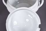 Serviço de jantar de porcelana alemã Rosenthal,... - Serviço de jantar de porcelana alemã Rosenthal, na cor branca decorado com bouquets de flores em policromia,  laterais com pasta em relevo e bor...