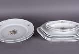 Serviço de jantar de porcelana alemã Rosenthal,... - Serviço de jantar de porcelana alemã Rosenthal, na cor branca decorado com bouquets de flores em policromia,  laterais com pasta em relevo e bor...