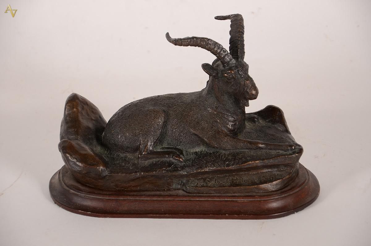 Escultura em bronze com base em madeira rep. carneiro, medindo 18 x... - foto 1 de 2